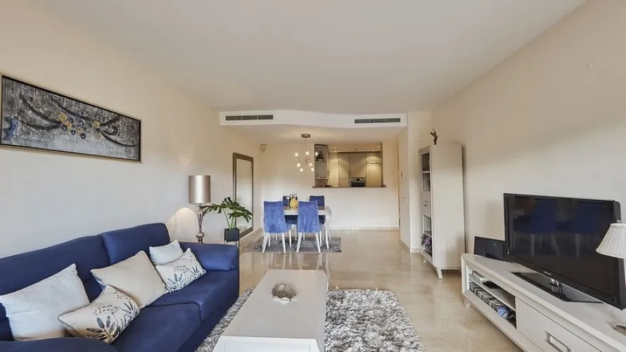 Apartamento de 2 dormitorios en Marbella, Spain No. 549 № 2