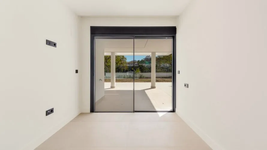 Apartamento de 2 dormitorios en Estepona, Spain No. 275 № 10