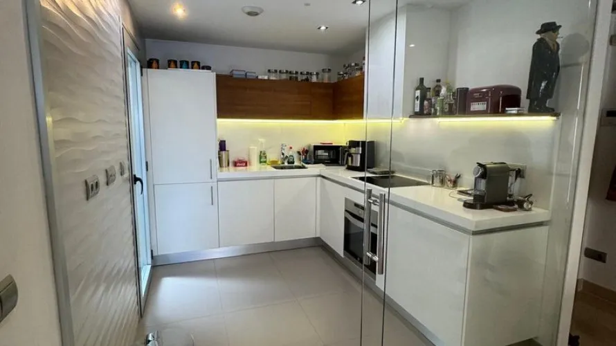 Apartamento de 3 dormitorios en Cortes (San Pedro De Alcantara), Spain No. 521 № 2