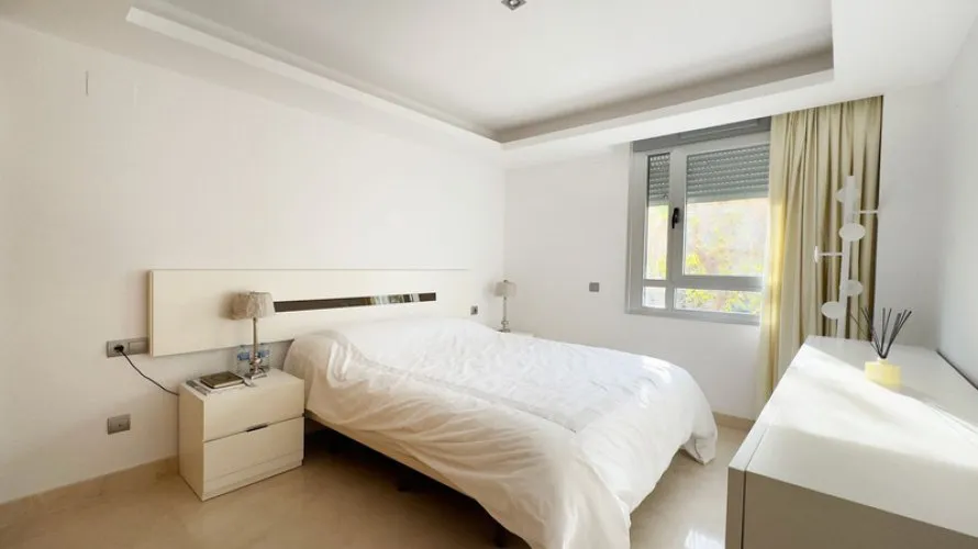 Apartamento de 3 dormitorios en Cortes (San Pedro De Alcantara), Spain No. 232 № 3