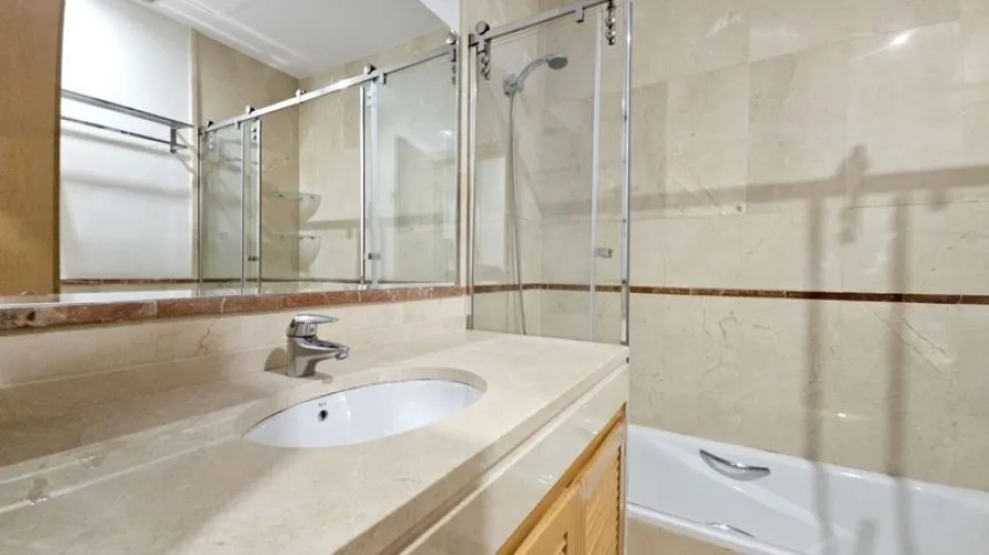 Apartamento de 3 dormitorios en Marbella, Spain No. 606 № 11
