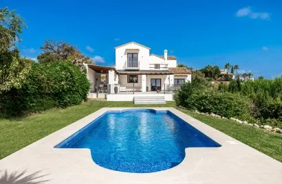 Villa de 5 dormitorios en Estepona, Spain No. 357