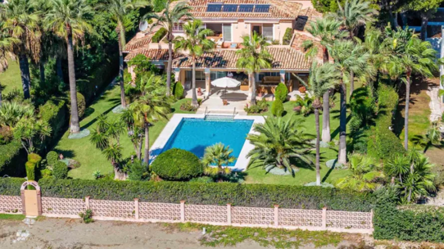 Сasa de 9 dormitorios en Estepona, Spain No. 396 № 1