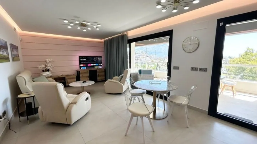 Apartamento de 3 dormitorios en La Quinta, Spain No. 604 № 8