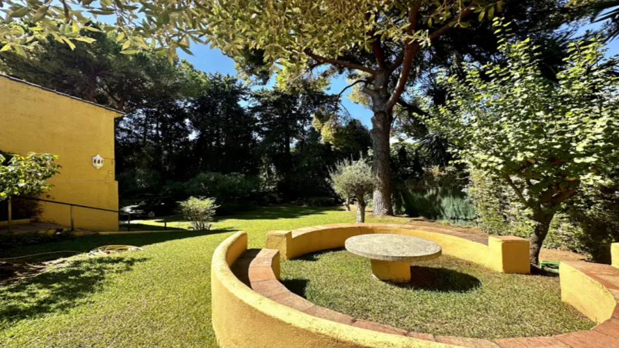 Villa de 4 dormitorios en Marbella, Spain No. 373 № 1