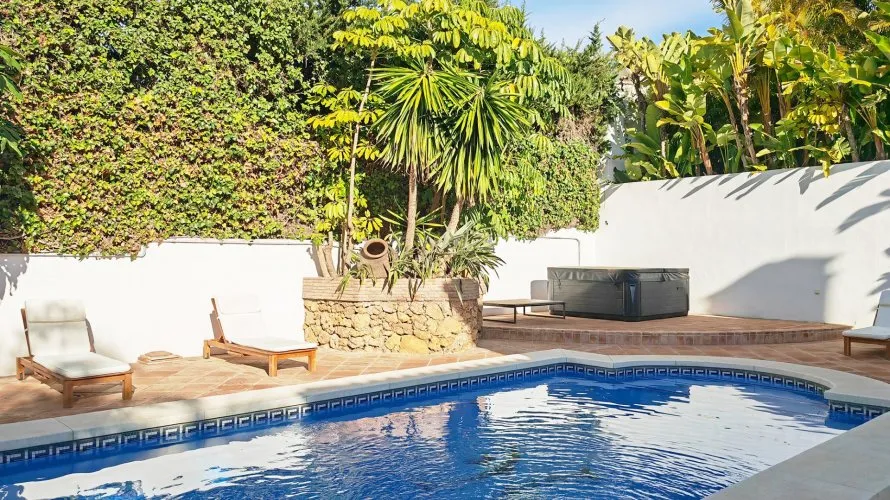 Villa de 4 dormitorios en Marbella, Spain No. 206 № 1