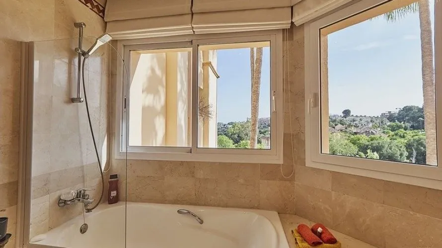 Apartamento de 2 dormitorios en Marbella, Spain No. 549 № 24