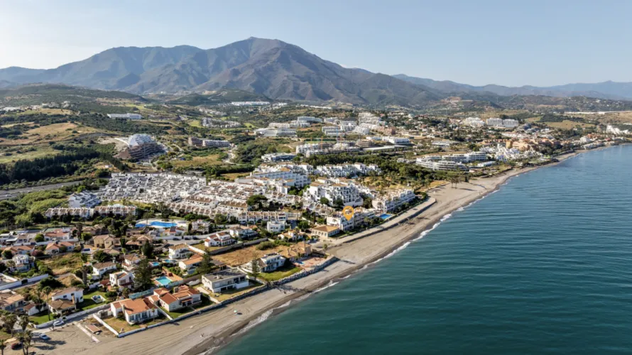 Apartamento de 3 dormitorios en Estepona, Spain No. 600