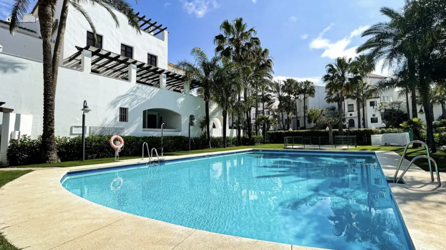 Apartamento de 2 dormitorios en Marbella, Spain No. 590 № 17