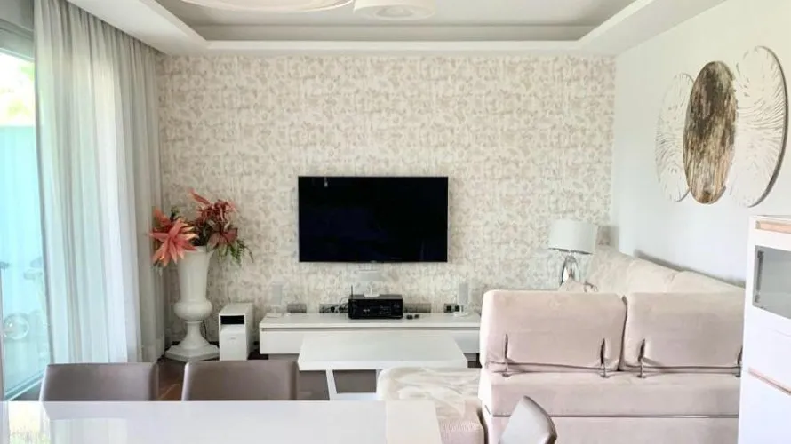Apartamento de 3 dormitorios en Cortes (San Pedro De Alcantara), Spain No. 227 № 2