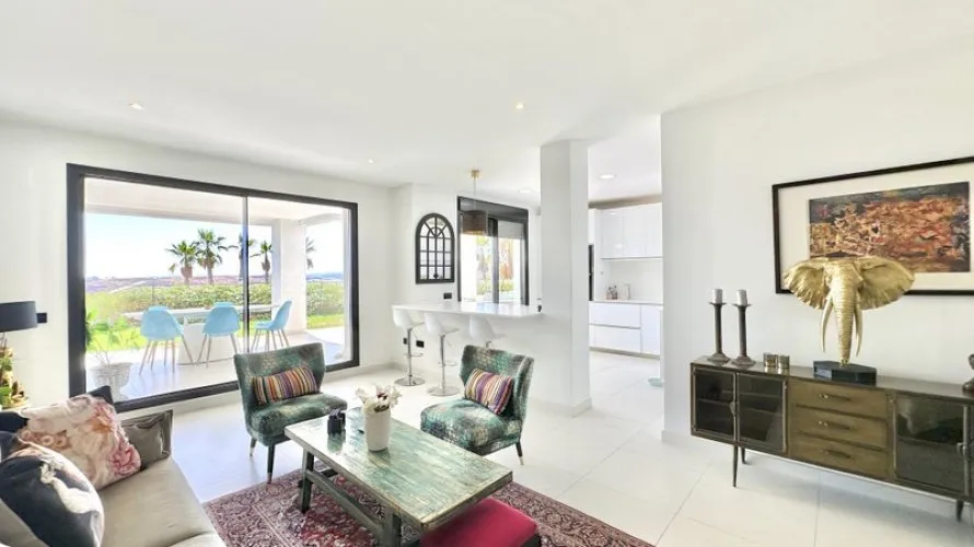 Apartamento de 3 dormitorios en Estepona, Spain No. 539