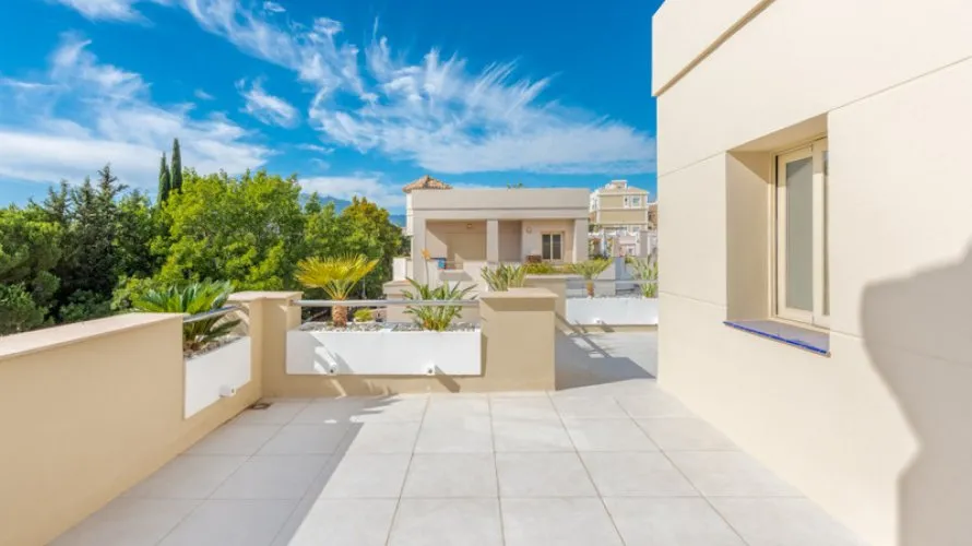 Ático de 3 dormitorios en Nueva Andalucía, Spain No. 233 № 3