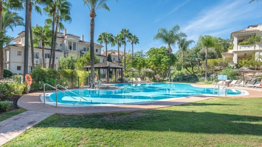 Dúplex de 3 dormitorios en Nueva Andalucía, Spain No. 424 № 3