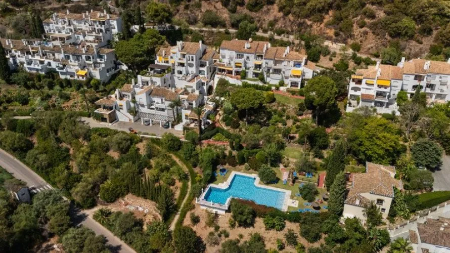 Apartamento de 3 dormitorios en Benahavís, Spain No. 439