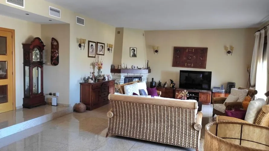 Villa de 4 dormitorios en Mijas Costa, Spain No. 342 № 3