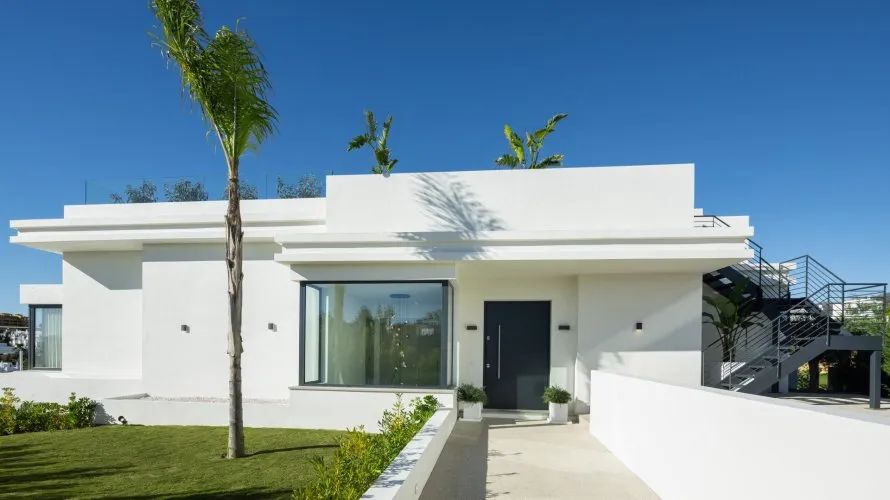 Villa de 5 dormitorios en Estepona, Spain No. 333 № 1
