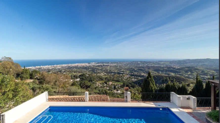 Villa de 4 dormitorios en Mijas Costa, Spain No. 572 № 3