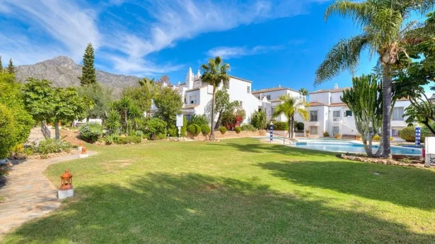 Apartamento de 2 dormitorios en Marbella, Spain No. 553