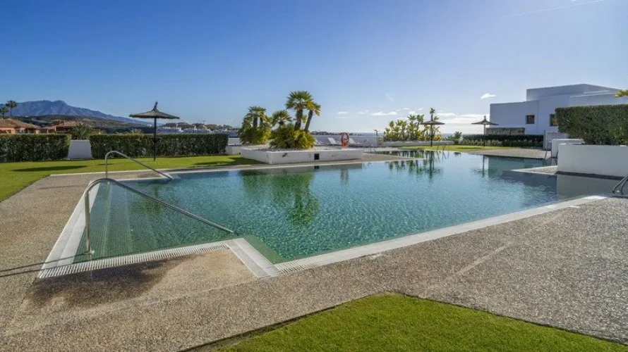 Apartamento de 2 dormitorios en Estepona, Spain No. 508 № 1