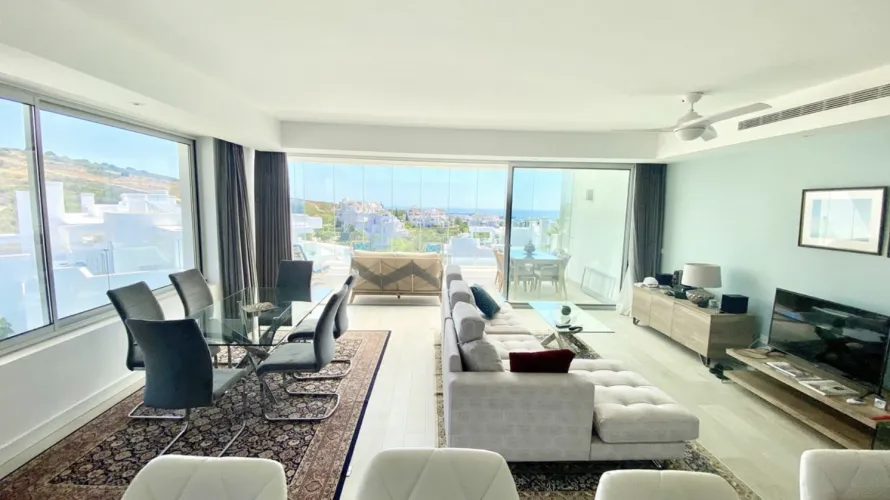 Apartamento de 3 dormitorios en Estepona, Spain No. 591