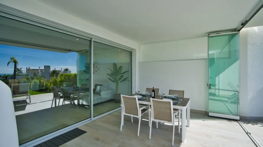 Apartamento de 2 dormitorios en Estepona, Spain No. 509 № 2