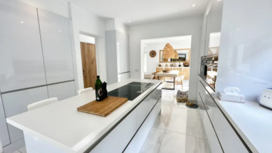 Villa de 5 dormitorios en Mijas Costa, Spain No. 339 № 3