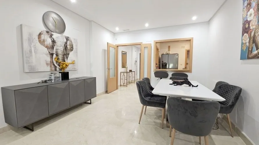 Apartamento de 3 dormitorios en Marbella, Spain No. 606 № 1