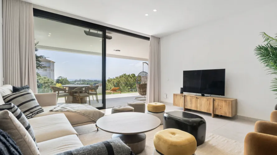 Apartamento de 3 dormitorios en Marbella, Spain No. 454 № 1