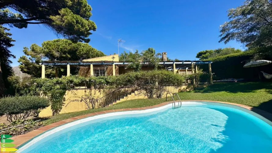 Villa de 4 dormitorios en Marbella, Spain No. 373