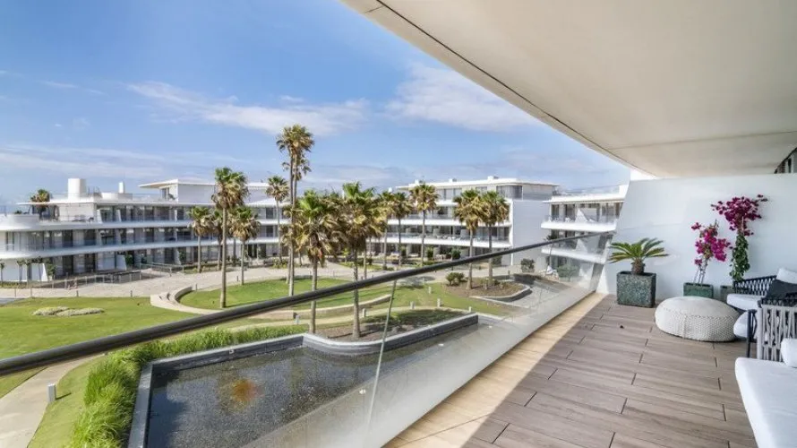 Apartamento de 3 dormitorios en Estepona, Spain No. 385