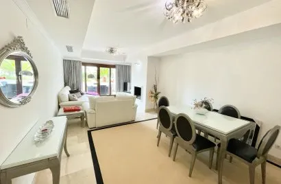 Apartamento de 2 dormitorios en Marbella, Spain No. 228