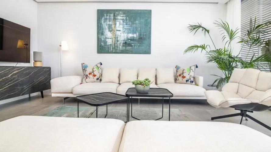 Apartamento de 3 dormitorios en Estepona, Spain No. 385 № 2