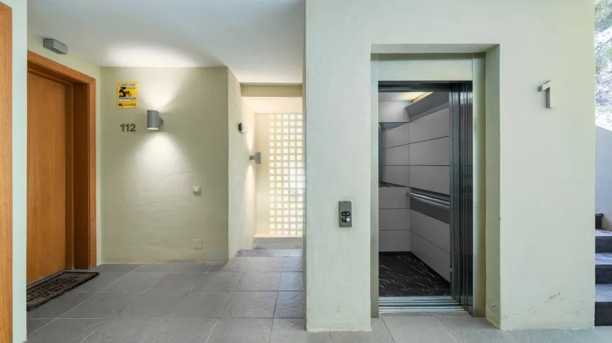Apartamento de 3 dormitorios en Marbella, Spain No. 326 № 17