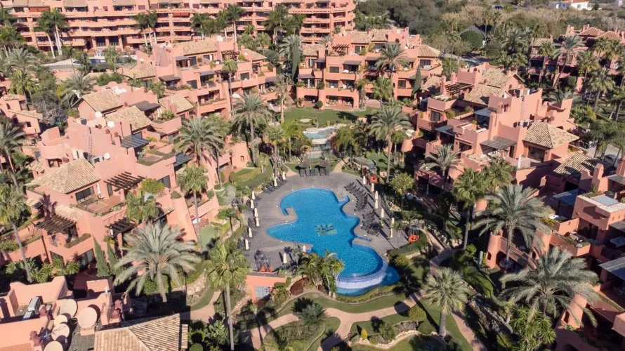Apartamento de 3 dormitorios en Estepona, Spain No. 243