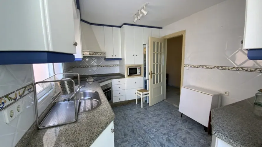 Apartamento de 3 dormitorios en Marbella, Spain No. 336 № 2