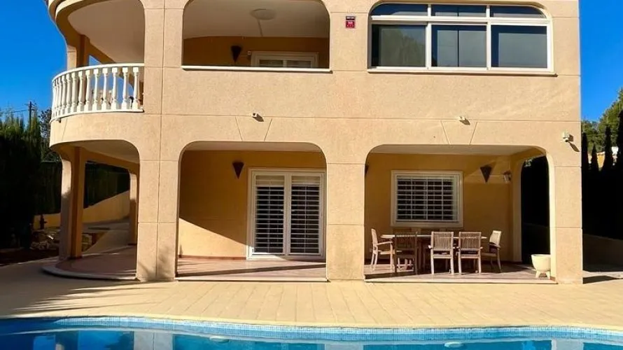 Villa de 4 dormitorios en Torrevieja, España No. 923 № 1