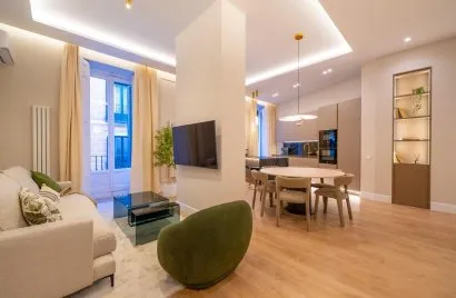 Apartamento de 3 dormitorios en Madrid, Spain No. 951
