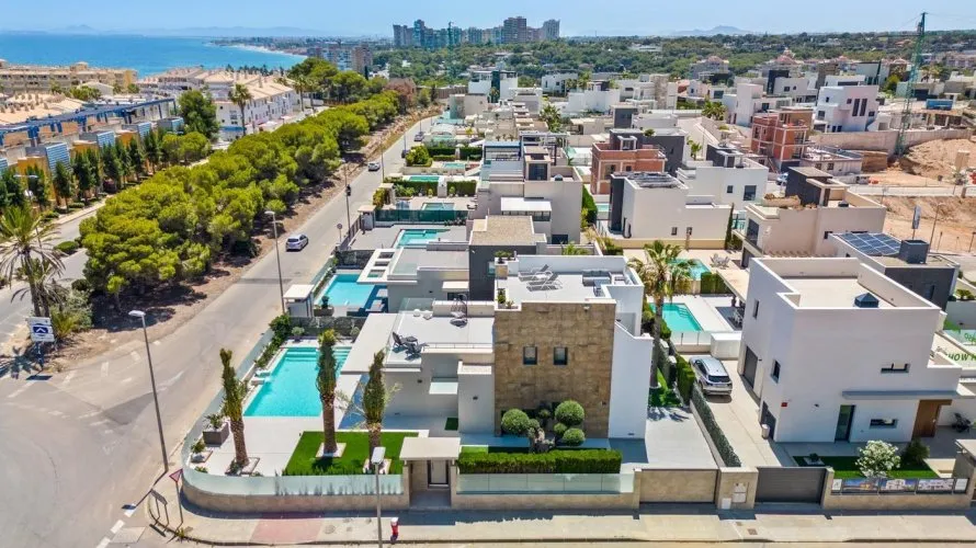 Villa de 4 dormitorios en Campoamor, Spain No. 1222 № 1