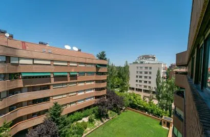 Apartamento de 4 dormitorios en Madrid, Spain No. 1115