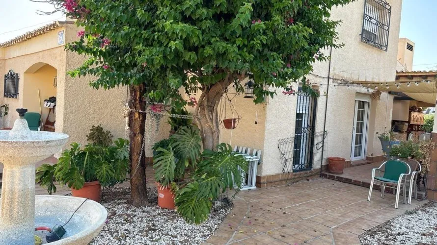 Villa de 4 dormitorios en Torrevieja, España No. 1257 № 1