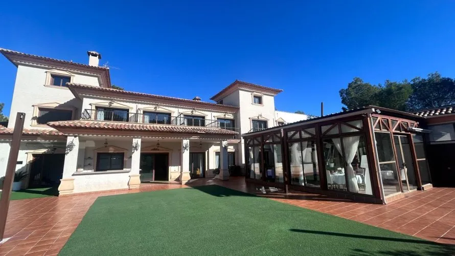 Hotel de 12 dormitorios en Finestrat, Spain No. 965 № 1
