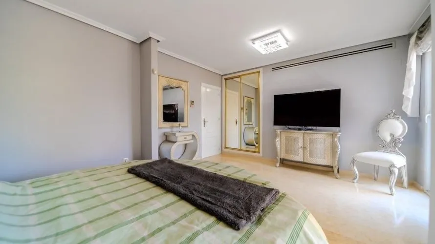 Villa de 5 dormitorios en Torrevieja, España No. 1261 № 11