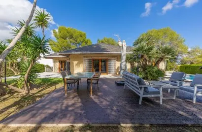 Villa de 5 dormitorios en Campoamor, Spain No. 1370