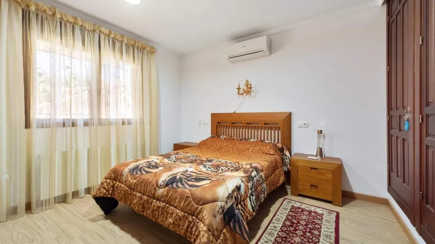 Villa de 4 dormitorios en Campoamor, España No. 1543 № 11