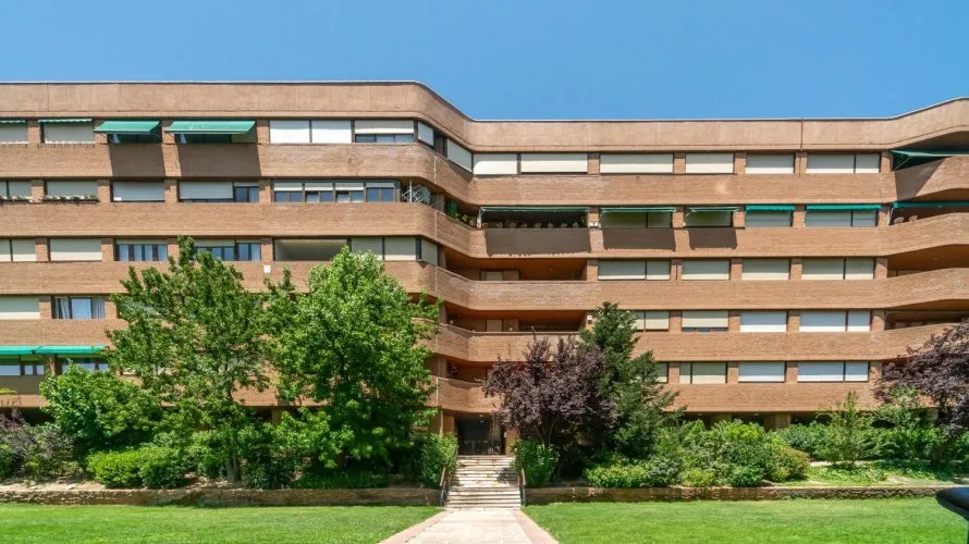 Apartamento de 4 dormitorios en Madrid, España No. 1115 № 2