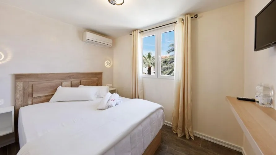 Hotel de 19 dormitorios en Cabo De Las Huertas, España No. 1497