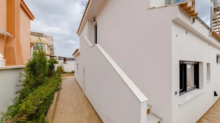 Villa de 210m² en Torrevieja, Spain No. 1253 № 6