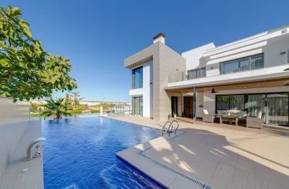 Villa de 461m² en Torrevieja, Spain No. 1356