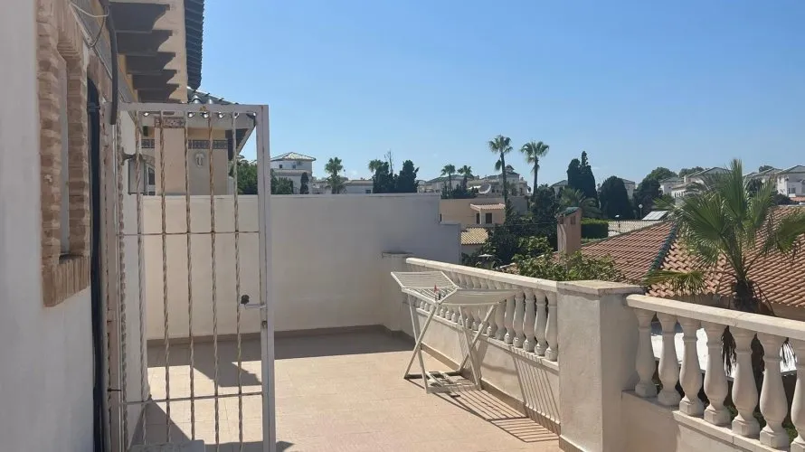 Сasa de 5 dormitorios en Torrevieja, España No. 1300 № 3