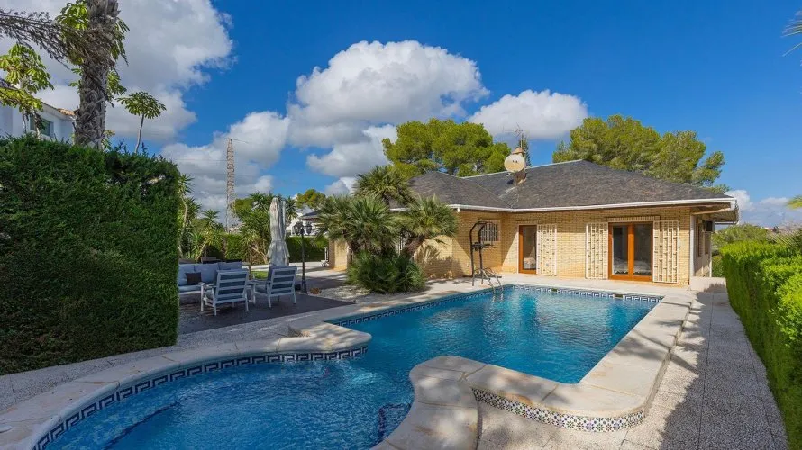 Villa de 5 dormitorios en Campoamor, Spain No. 1370